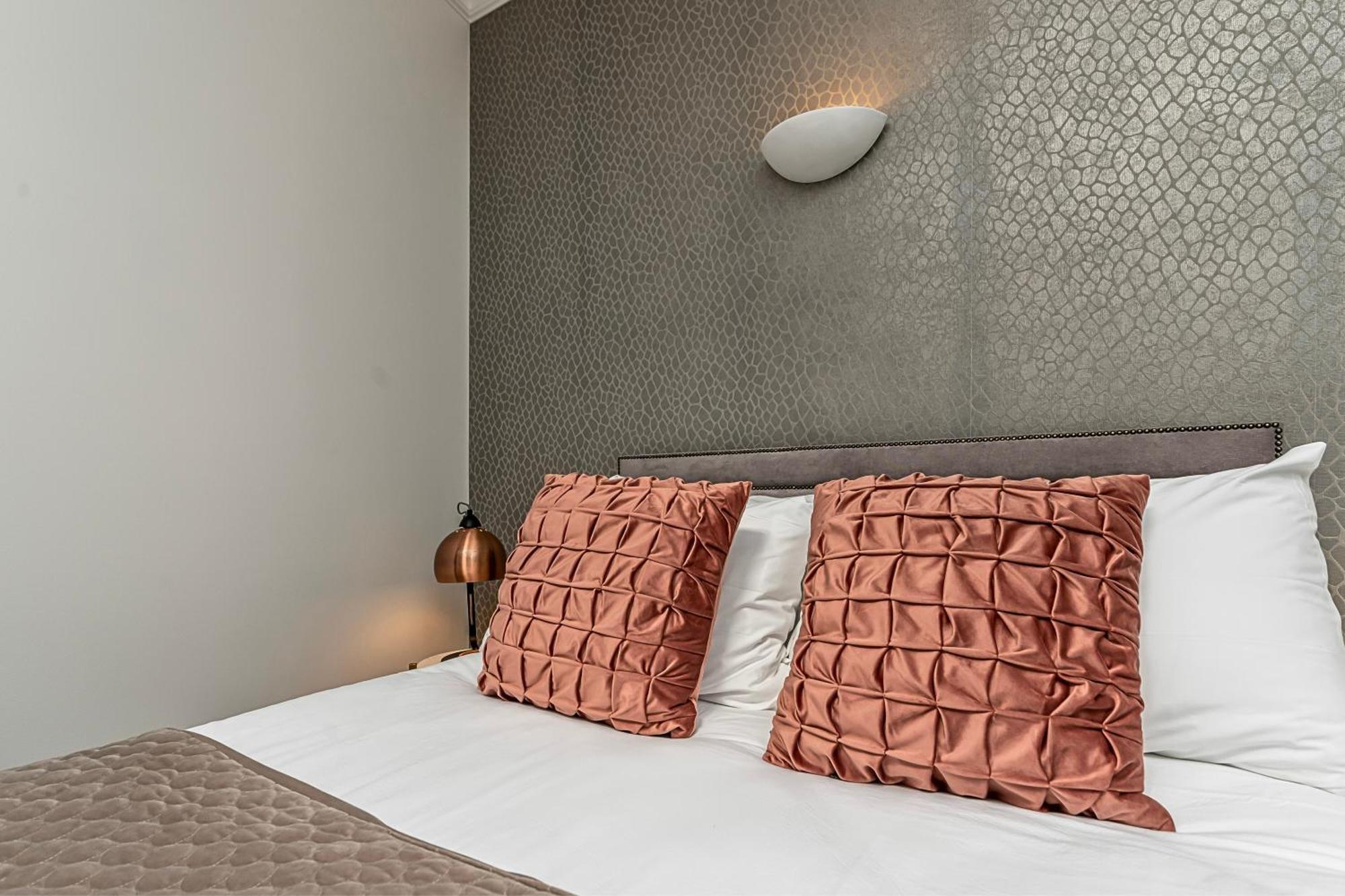 The Secret Kensington Garden Mews-2 Bedroom Full House-2 Train Lines- Spacious-Kings Road- Harrods -Chelsea Stadium-Private Small Patio London Eksteriør bilde