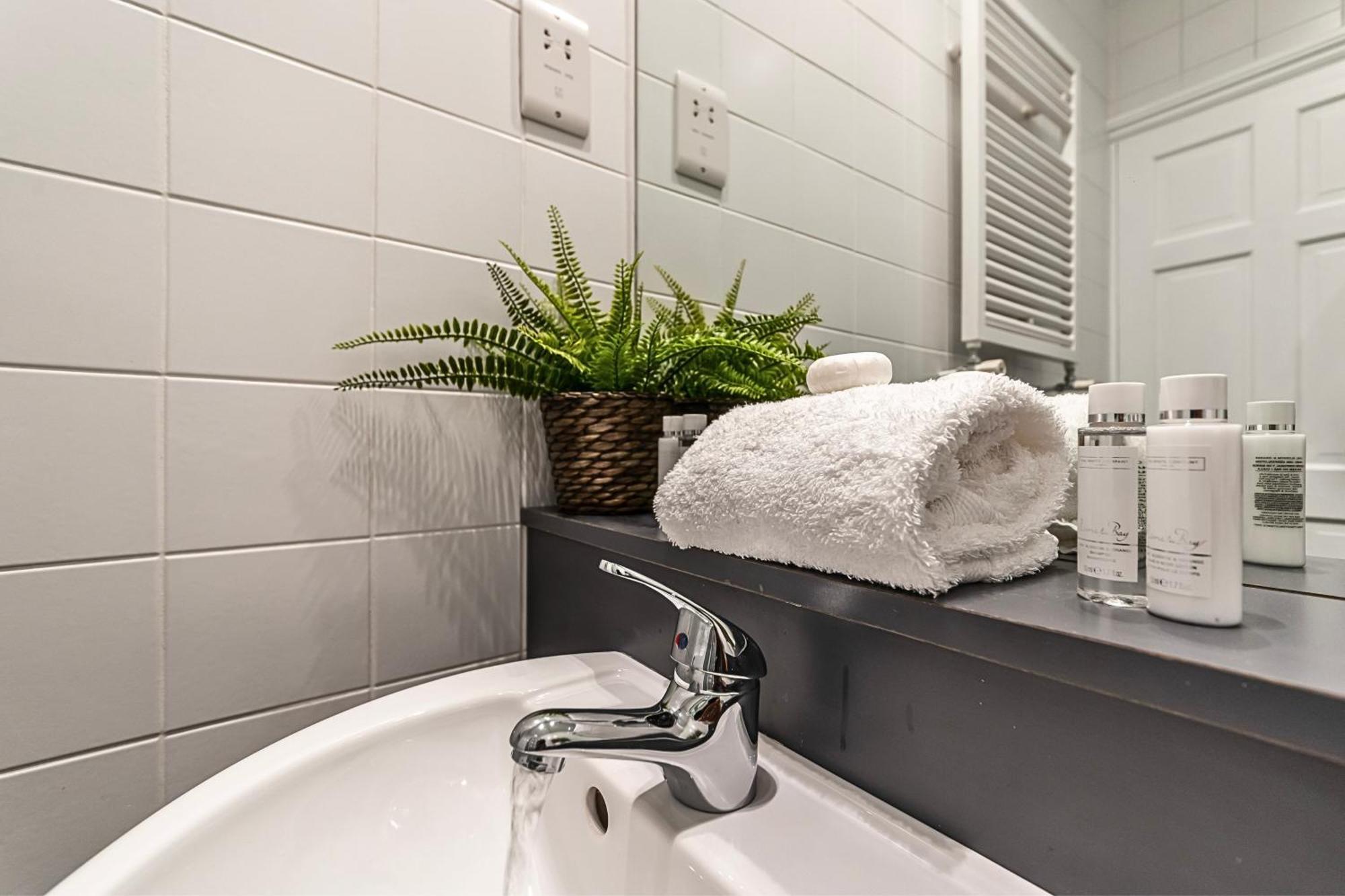 The Secret Kensington Garden Mews-2 Bedroom Full House-2 Train Lines- Spacious-Kings Road- Harrods -Chelsea Stadium-Private Small Patio London Eksteriør bilde