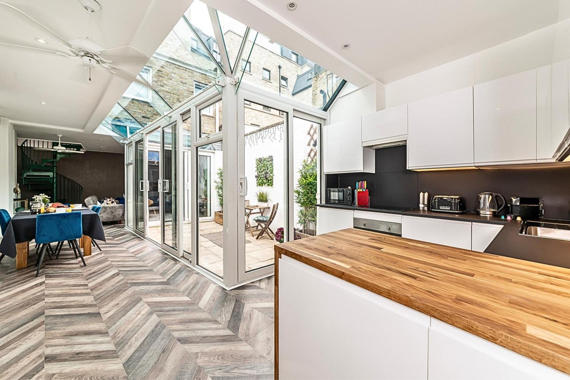 The Secret Kensington Garden Mews-2 Bedroom Full House-2 Train Lines- Spacious-Kings Road- Harrods -Chelsea Stadium-Private Small Patio London Eksteriør bilde