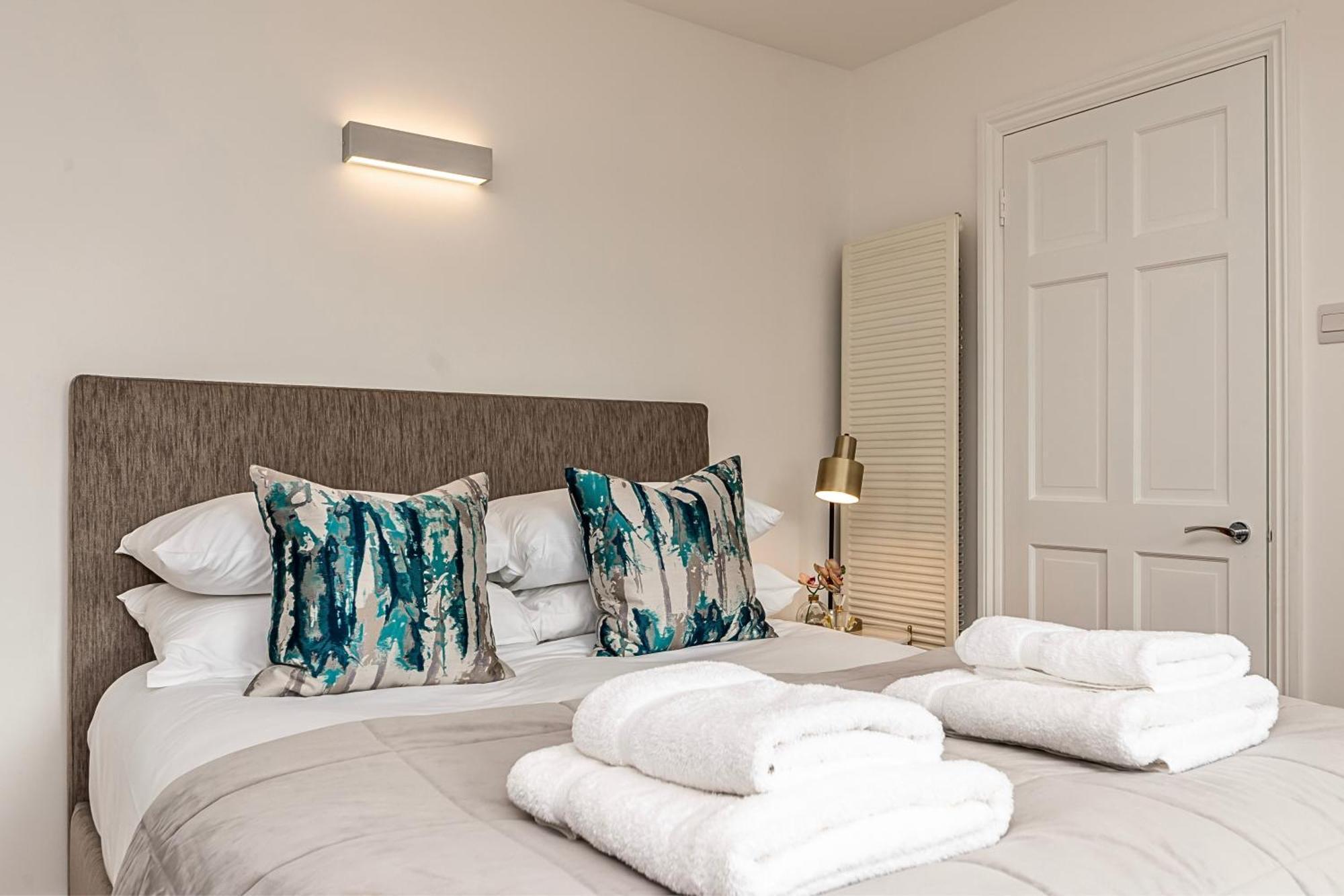 The Secret Kensington Garden Mews-2 Bedroom Full House-2 Train Lines- Spacious-Kings Road- Harrods -Chelsea Stadium-Private Small Patio London Eksteriør bilde