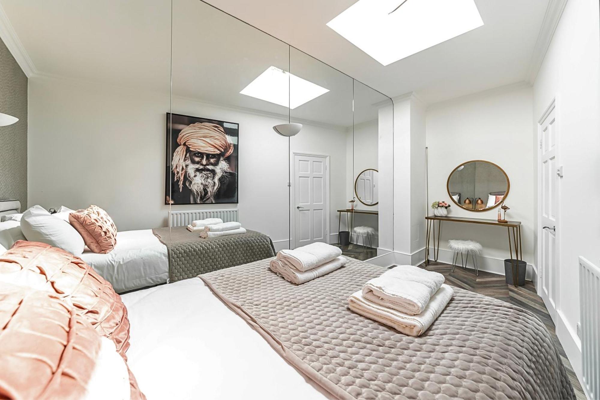 The Secret Kensington Garden Mews-2 Bedroom Full House-2 Train Lines- Spacious-Kings Road- Harrods -Chelsea Stadium-Private Small Patio London Eksteriør bilde