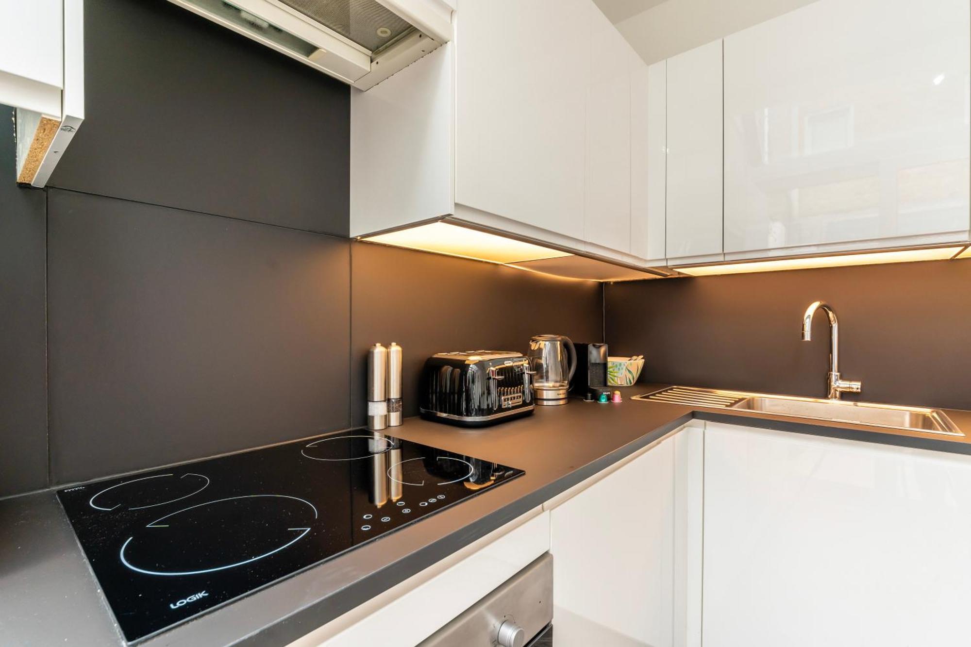 The Secret Kensington Garden Mews-2 Bedroom Full House-2 Train Lines- Spacious-Kings Road- Harrods -Chelsea Stadium-Private Small Patio London Eksteriør bilde