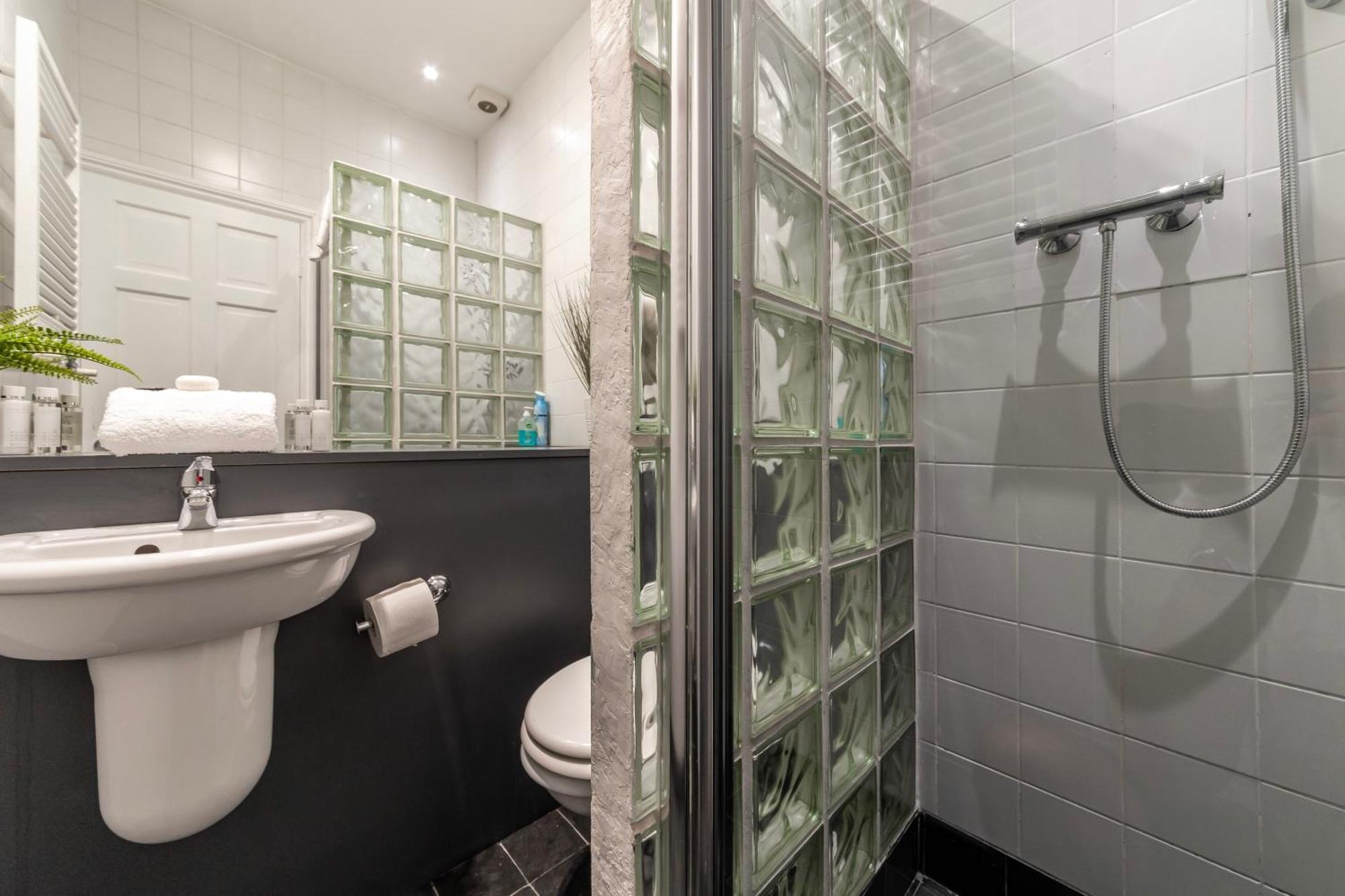 The Secret Kensington Garden Mews-2 Bedroom Full House-2 Train Lines- Spacious-Kings Road- Harrods -Chelsea Stadium-Private Small Patio London Eksteriør bilde