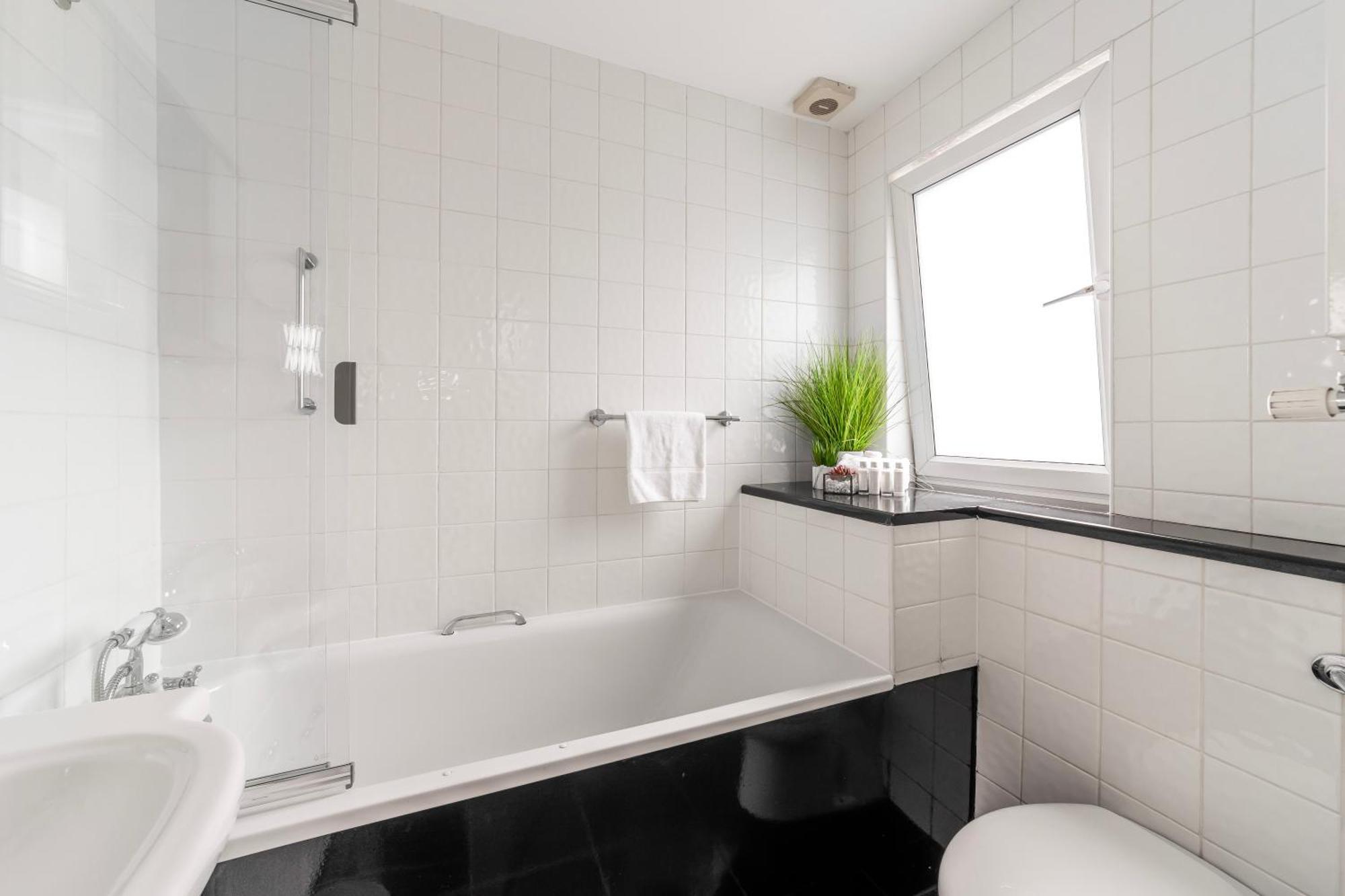 The Secret Kensington Garden Mews-2 Bedroom Full House-2 Train Lines- Spacious-Kings Road- Harrods -Chelsea Stadium-Private Small Patio London Eksteriør bilde